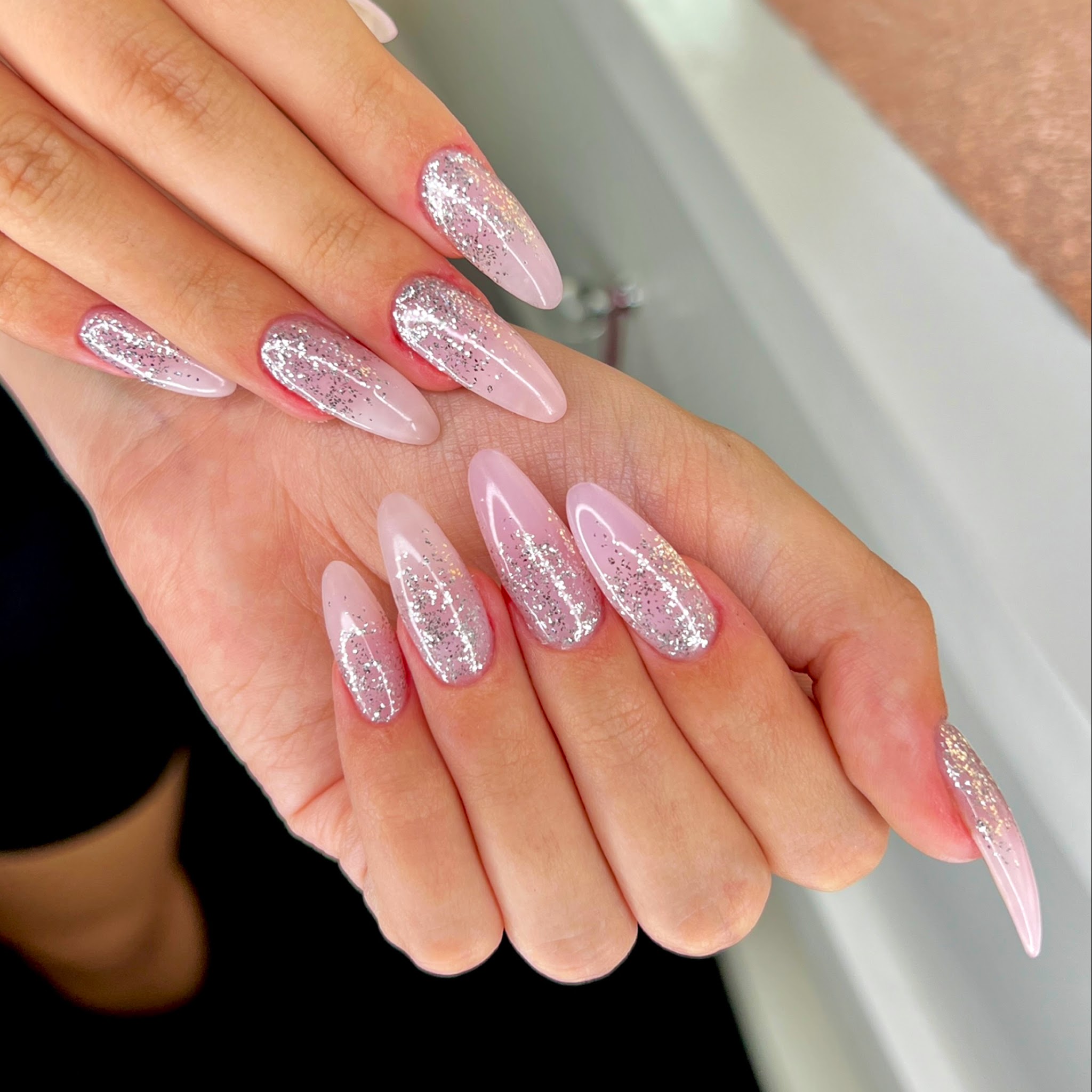 Nail art rosa con dettagli argento realizzata da Michelle Beautè